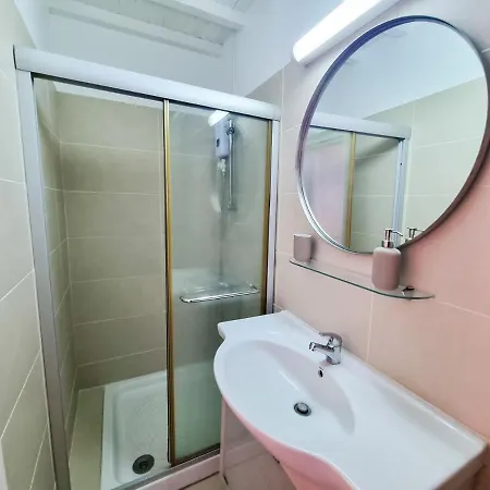 Apartment Village Poolside Escape With Pool Facilities *